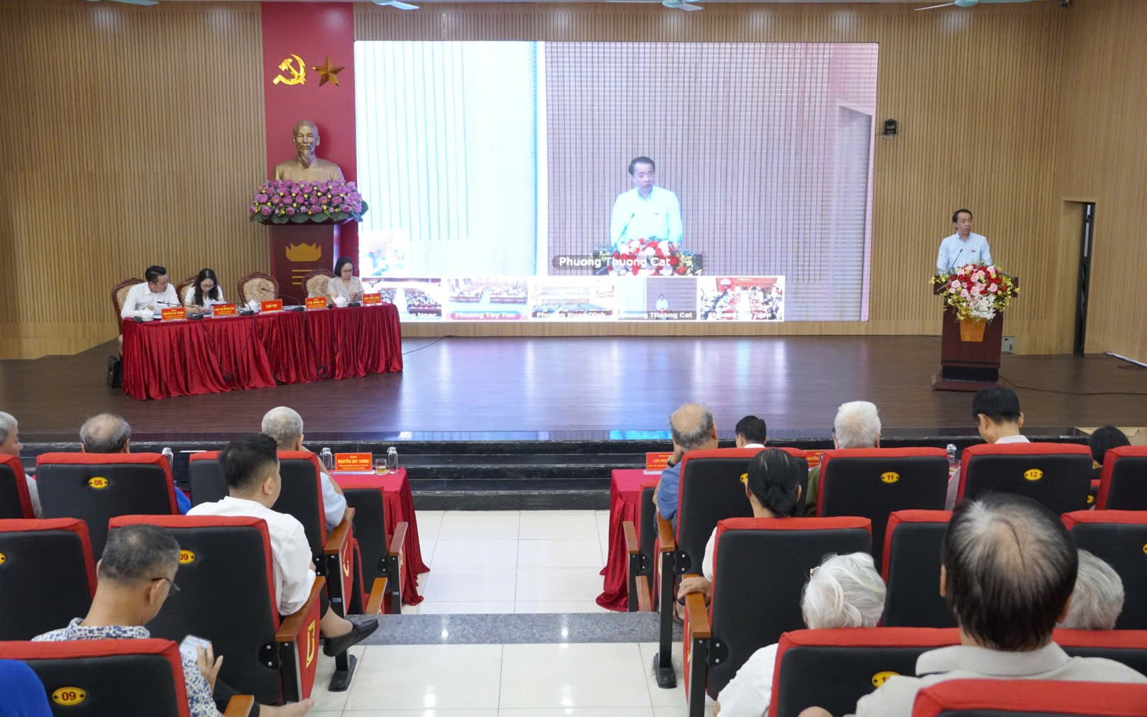 Đại biểu HĐND thành phố Hà Nội - Đơn vị bầu cử số 10 tiếp xúc cử tri trước kỳ họp