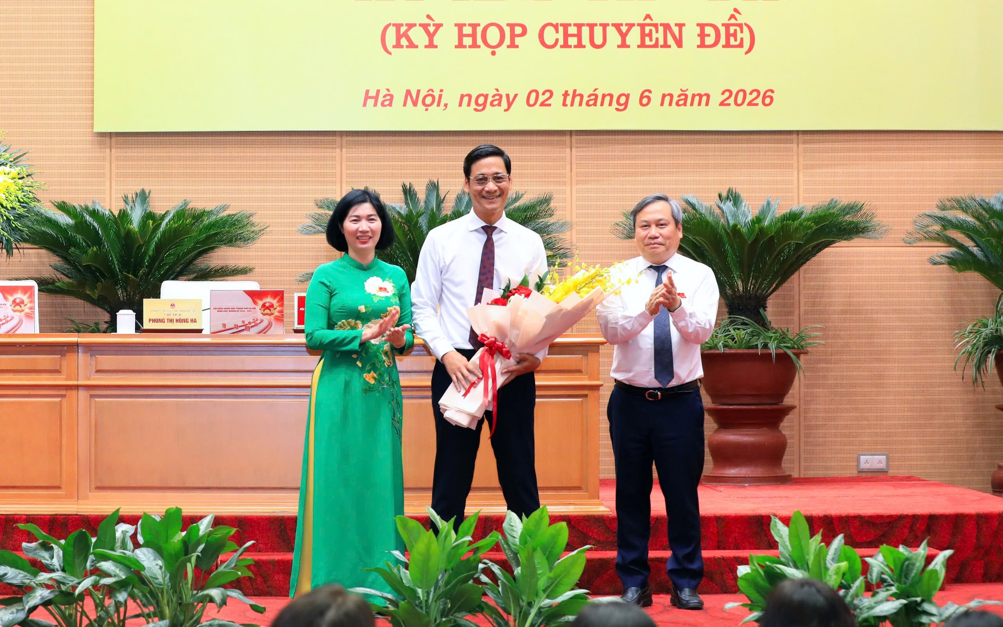 Ủy viên Trung ương Đảng, Phó Bí thư Thành ủy, Chủ tịch UBND thành phố Vũ Đại Thắng; Phó Bí thư Thành ủy, Chủ tịch HĐND thành phố Phùng Thị Hồng Hà chúc mừng đồng chí Lê Thanh Nam