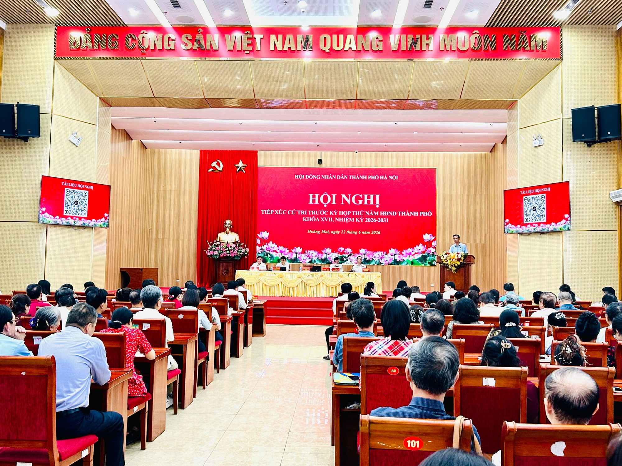Tổ đại biểu số 8 HĐND thành phố Hà Nội tiếp xúc cử tri- Ảnh 1.