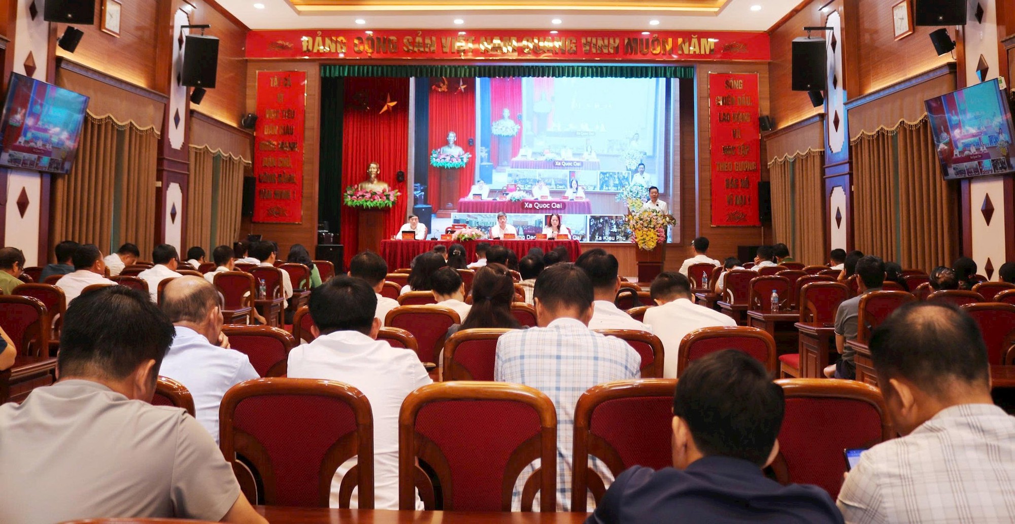 Cử tri các xã Phú Cát, Hưng Đạo, Kiều Phú, Quốc Oai kiến nghị về môi trường, giao thông và đất đai- Ảnh 1.