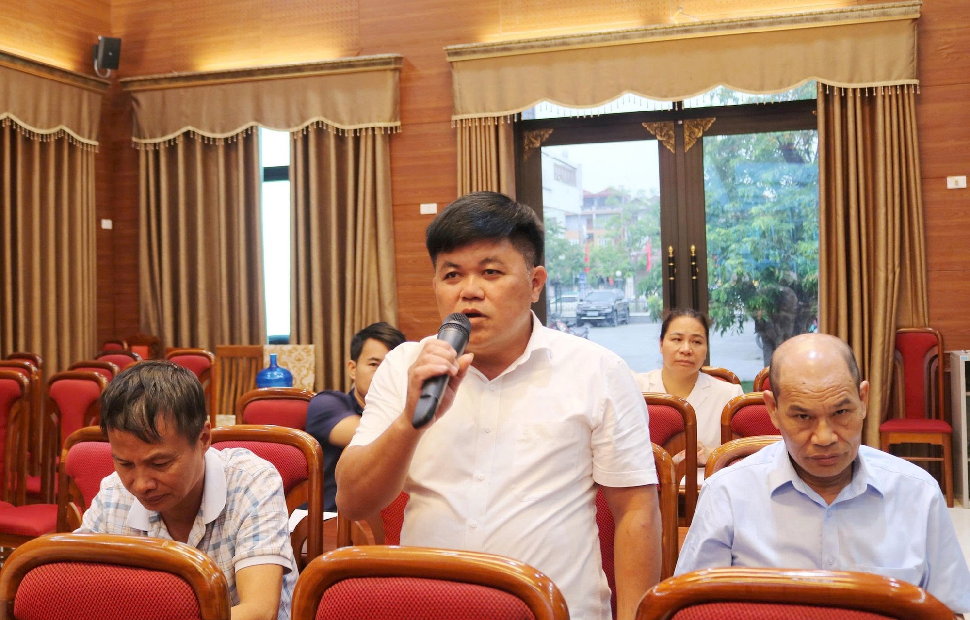Cử tri các xã Phú Cát, Hưng Đạo, Kiều Phú, Quốc Oai kiến nghị về môi trường, giao thông và đất đai- Ảnh 3.