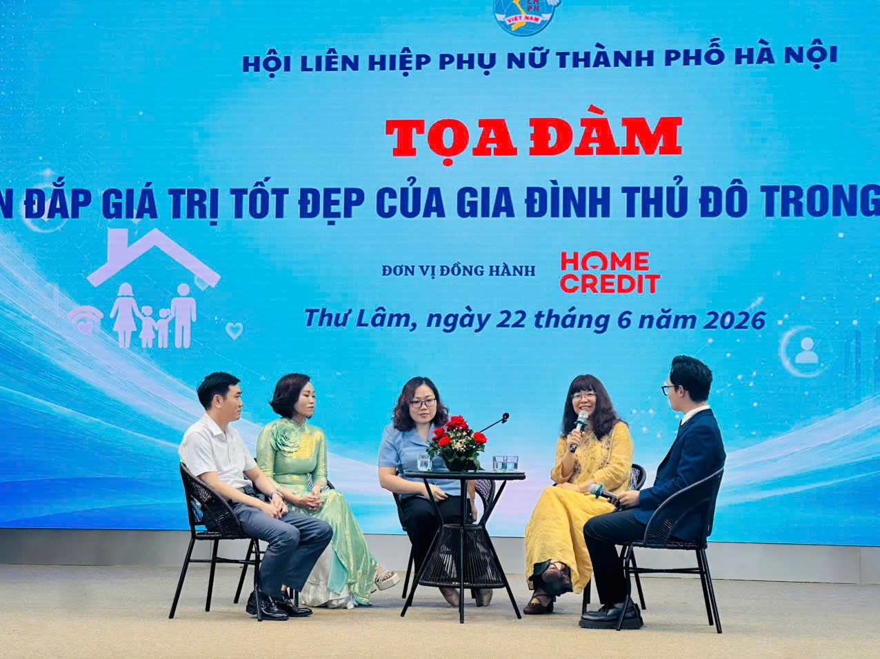 Tọa đàm "Vun đắp giá trị tốt đẹp của gia đình Thủ đô trong kỷ nguyên số"- Ảnh 2.