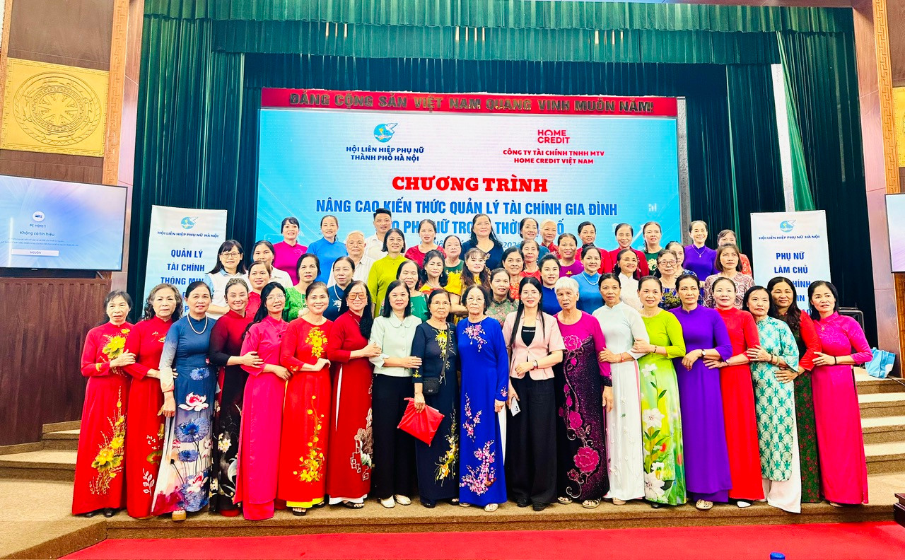 Tọa đàm "Vun đắp giá trị tốt đẹp của gia đình Thủ đô trong kỷ nguyên số"- Ảnh 3.