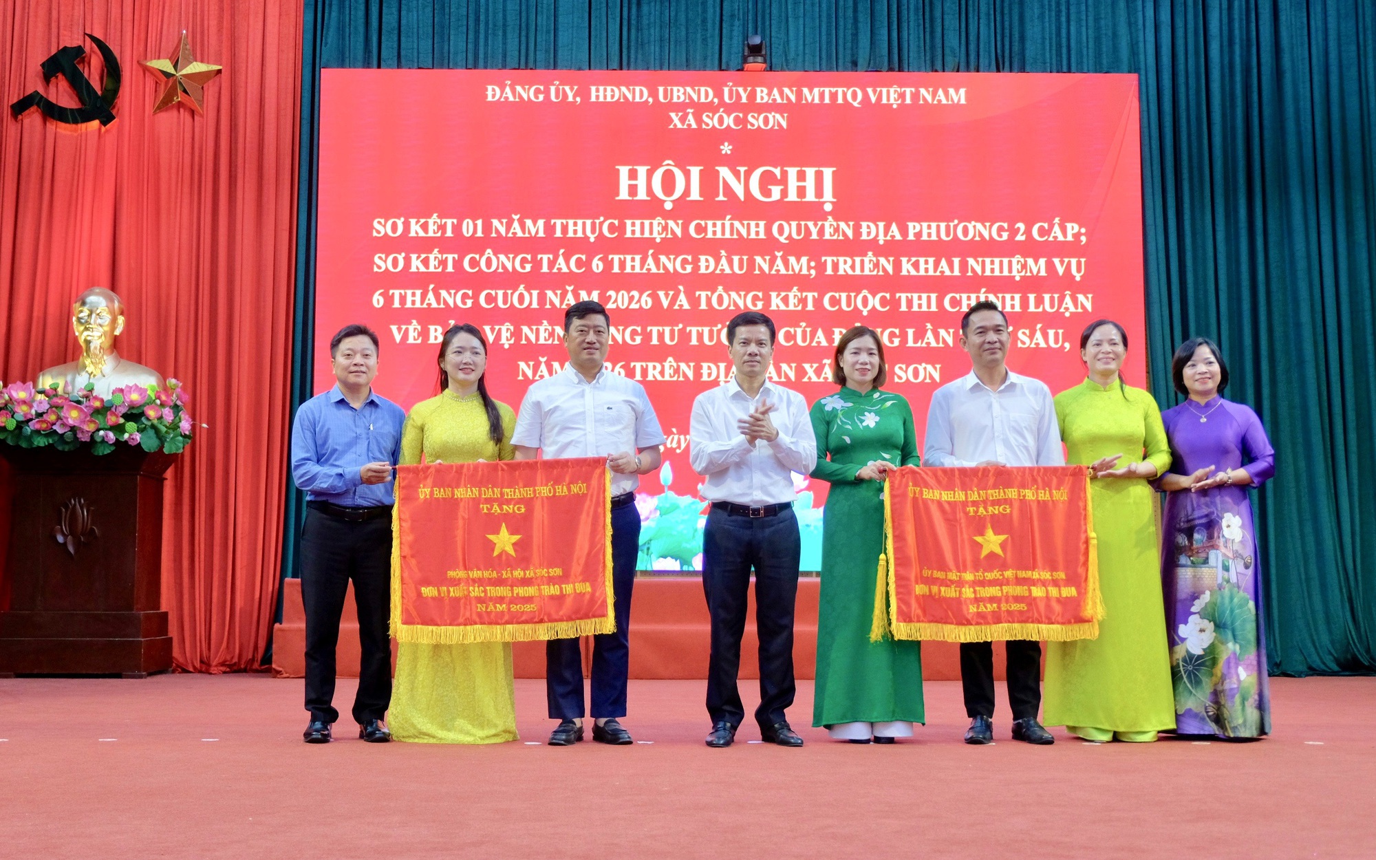 Phó Chủ tịch UBND thành phố Hà Nội Bùi Duy Cường trao cờ thi đua của Thành phố cho các tập thể
