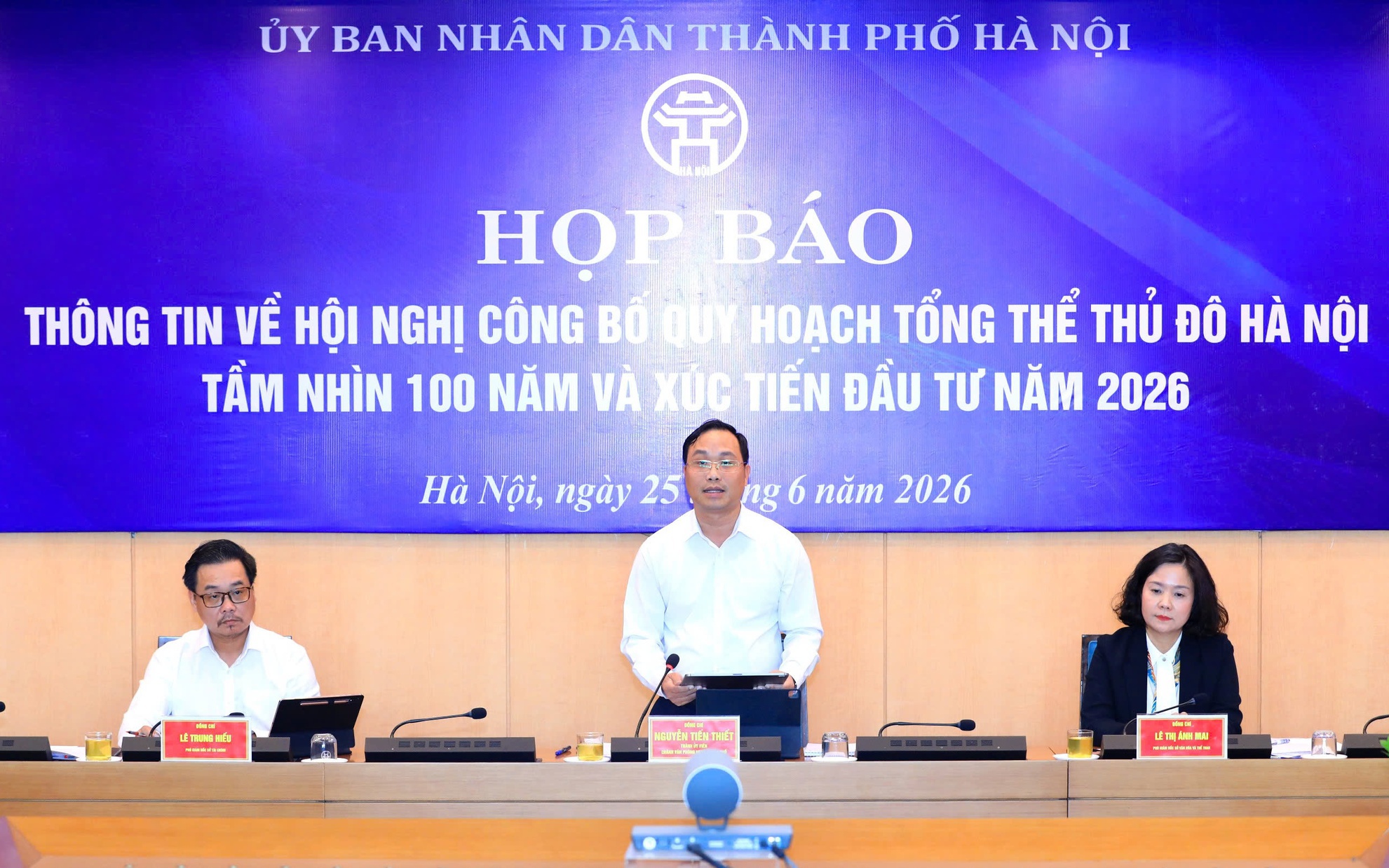Đồng chí Nguyễn Tiến Thiết, Thành ủy viên, Chánh Văn phòng - Người phát ngôn của UBND thành phố Hà Nội chủ trì họp báo (Ảnh: Lê Hải)