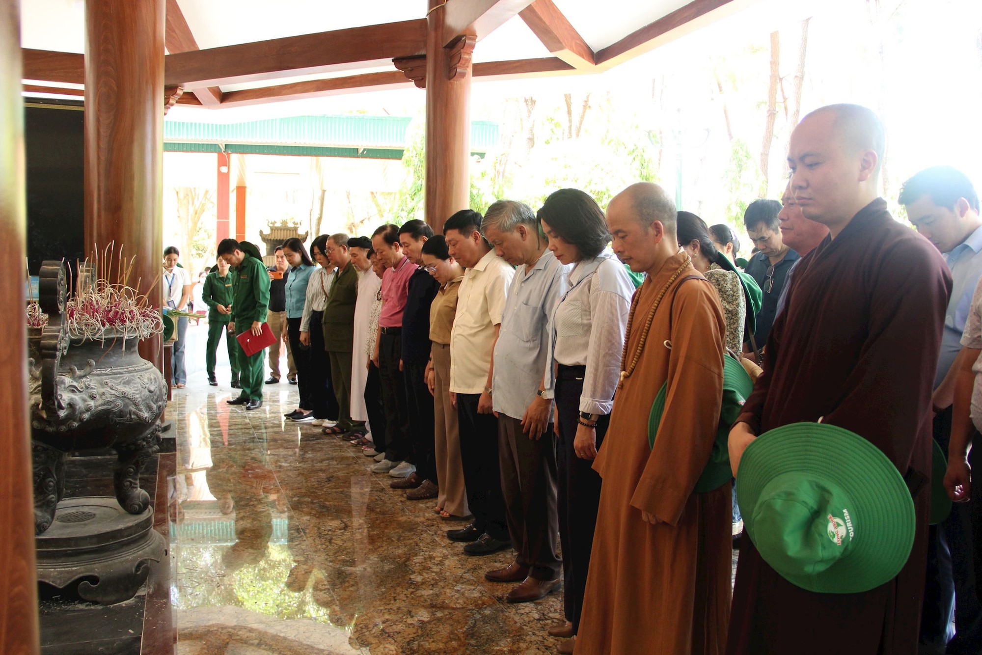 Đoàn đại biểu nhân sĩ, trí thức, tôn giáo tiêu biểu, dân tộc thiểu số Thủ đô tri ân các Anh hùng Liệt sĩ tại Quảng Trị- Ảnh 15.