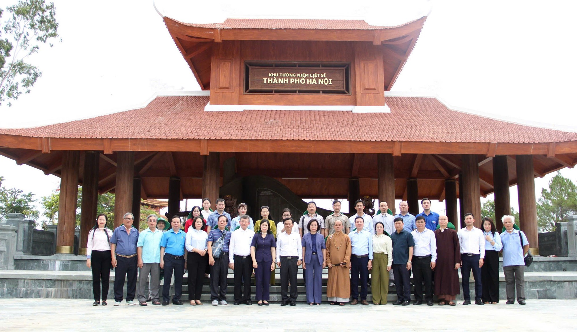 Đoàn đại biểu nhân sĩ, trí thức, tôn giáo tiêu biểu, dân tộc thiểu số Thủ đô tri ân các Anh hùng Liệt sĩ tại Quảng Trị- Ảnh 3.