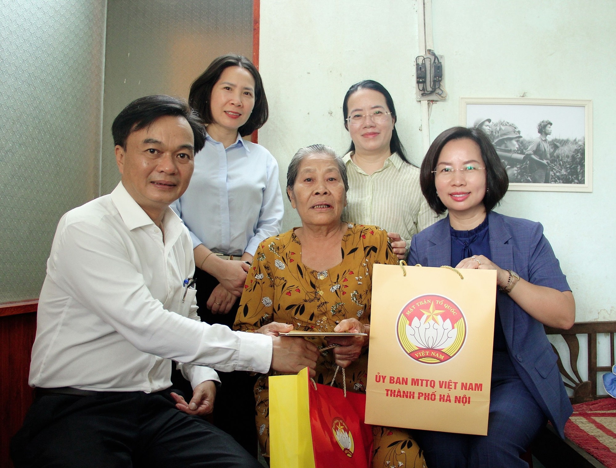 Đoàn đại biểu nhân sĩ, trí thức, tôn giáo tiêu biểu, dân tộc thiểu số Thủ đô tri ân các Anh hùng Liệt sĩ tại Quảng Trị- Ảnh 10.