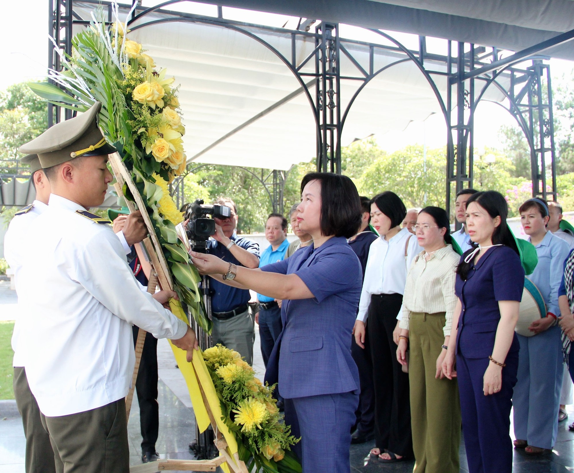 Đoàn đại biểu nhân sĩ, trí thức, tôn giáo tiêu biểu, dân tộc thiểu số Thủ đô tri ân các Anh hùng Liệt sĩ tại Quảng Trị- Ảnh 4.