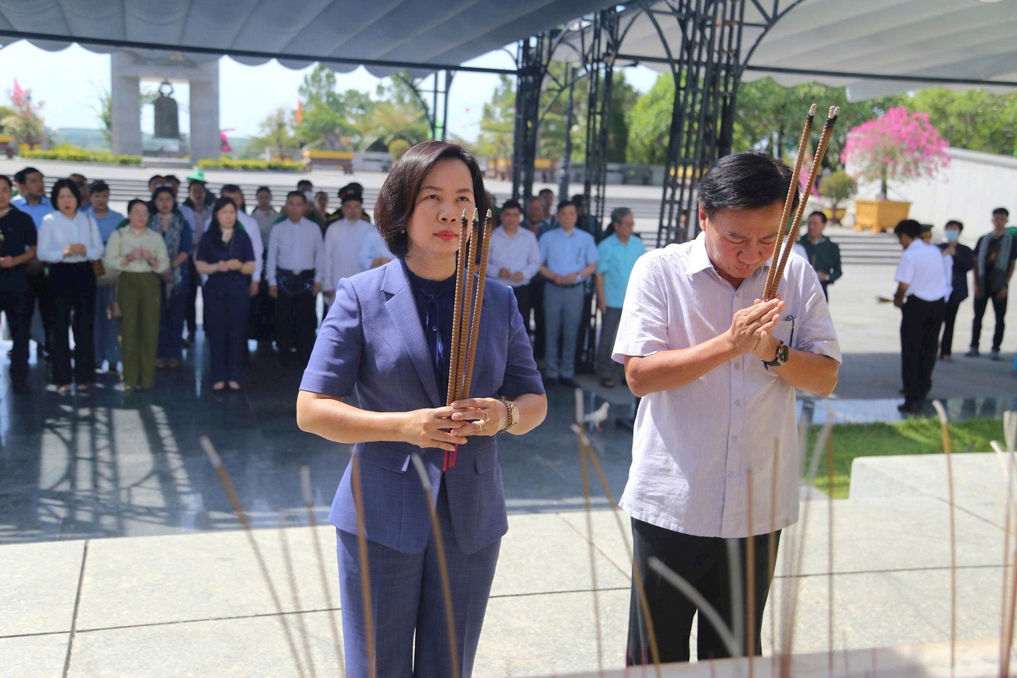 Đoàn đại biểu nhân sĩ, trí thức, tôn giáo tiêu biểu, dân tộc thiểu số Thủ đô tri ân các Anh hùng Liệt sĩ tại Quảng Trị- Ảnh 6.