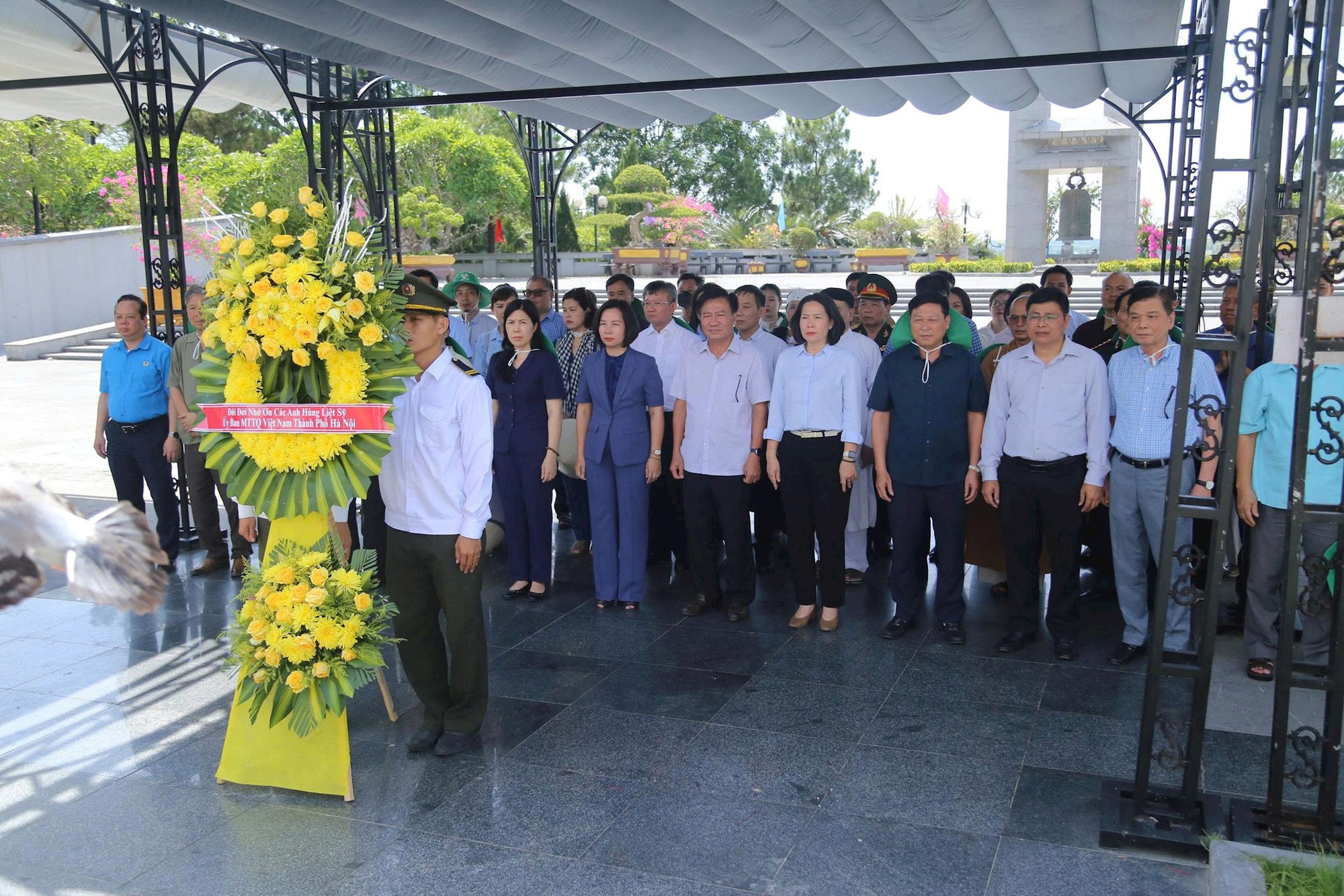 Đoàn đại biểu nhân sĩ, trí thức, tôn giáo tiêu biểu, dân tộc thiểu số Thủ đô tri ân các Anh hùng Liệt sĩ tại Quảng Trị- Ảnh 5.