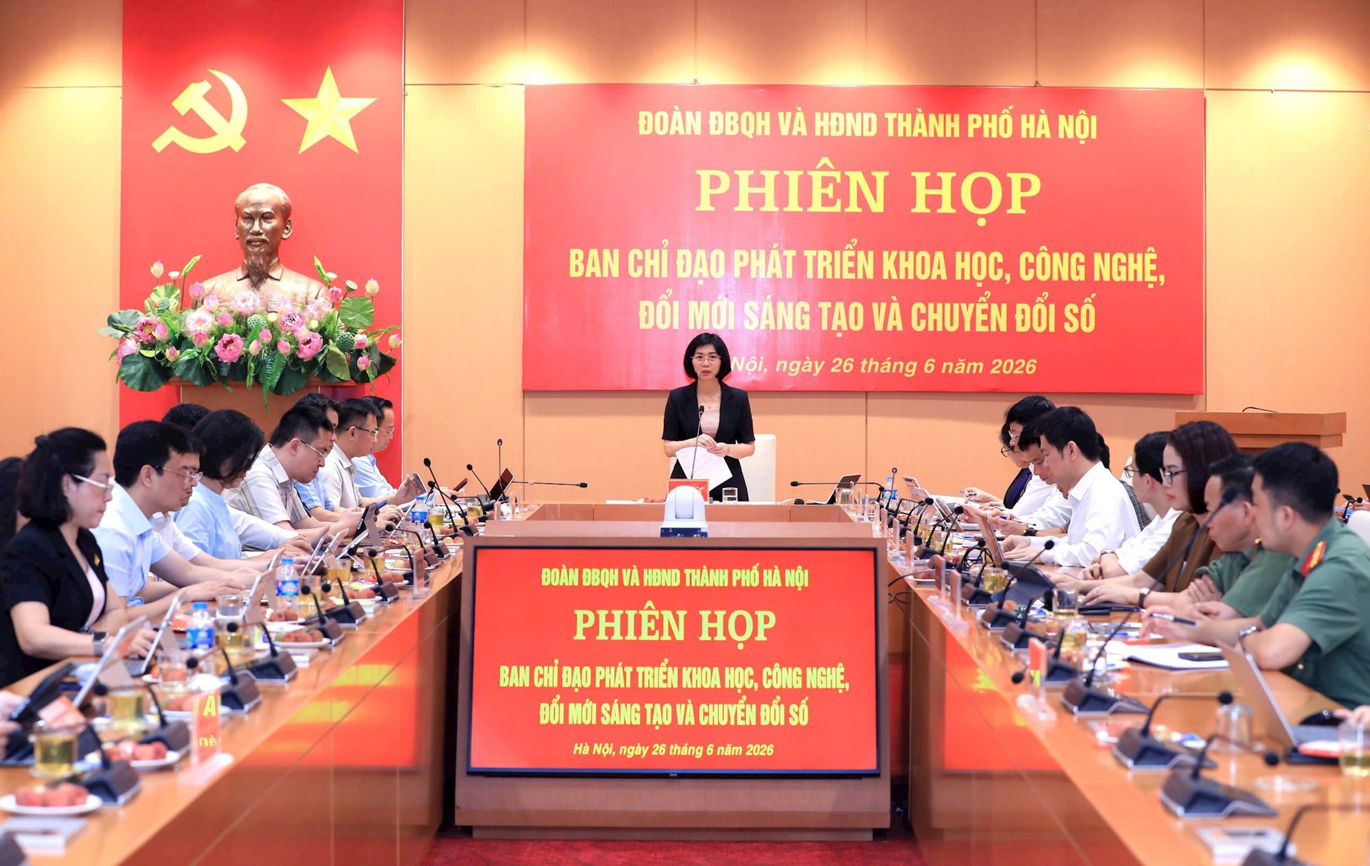 Chủ tịch HĐND Thành phố Phùng Thị Hồng Hà yêu cầu tăng tốc các nhiệm vụ chuyển đổi số- Ảnh 1.