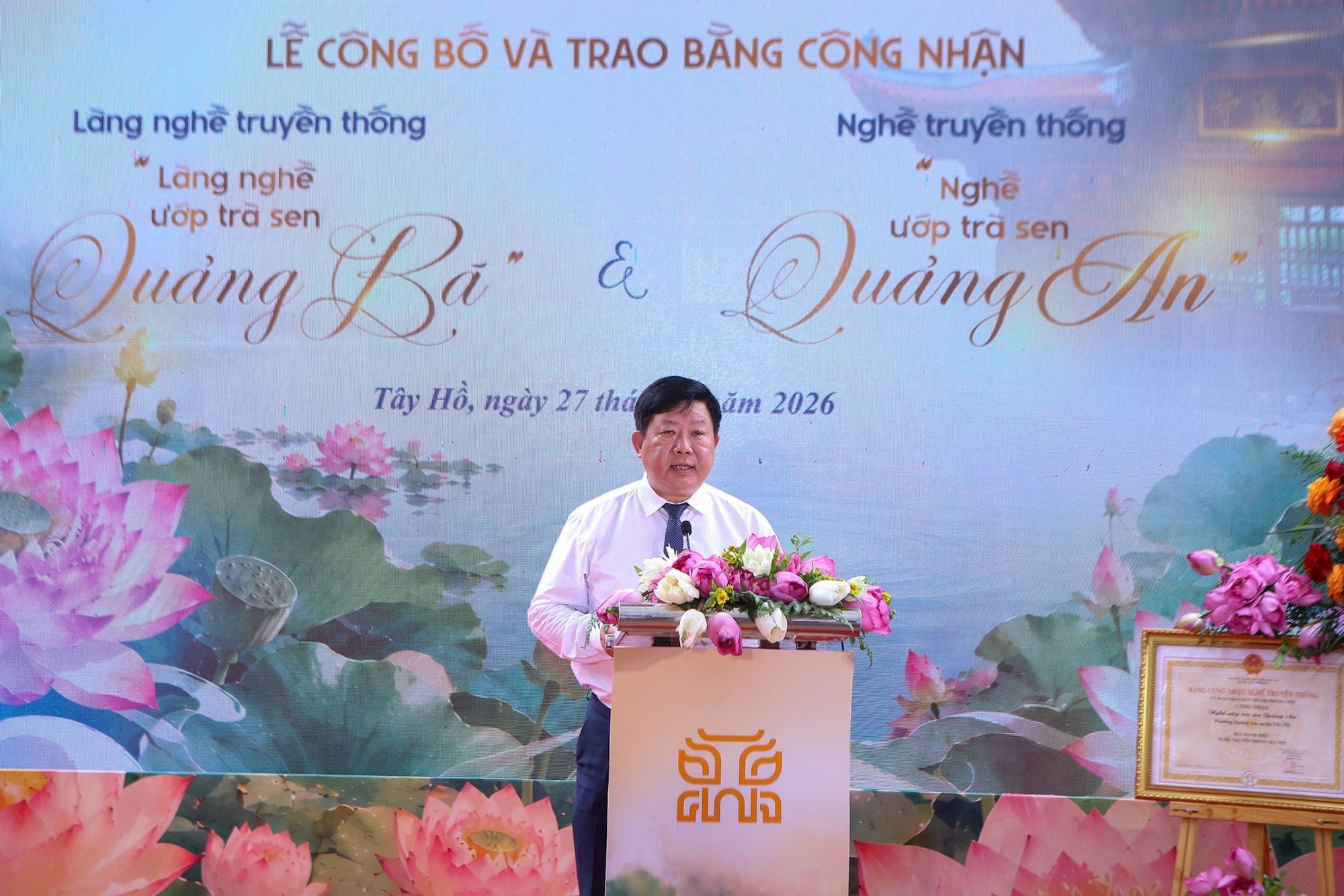 Trao Bằng công nhận làng nghề truyền thống ướp trà sen Quảng Bá và nghề truyền thống ướp trà sen Quảng An- Ảnh 1.
