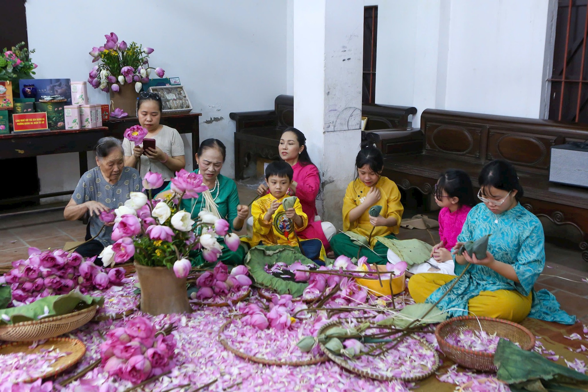 Trao Bằng công nhận làng nghề truyền thống ướp trà sen Quảng Bá và nghề truyền thống ướp trà sen Quảng An- Ảnh 5.