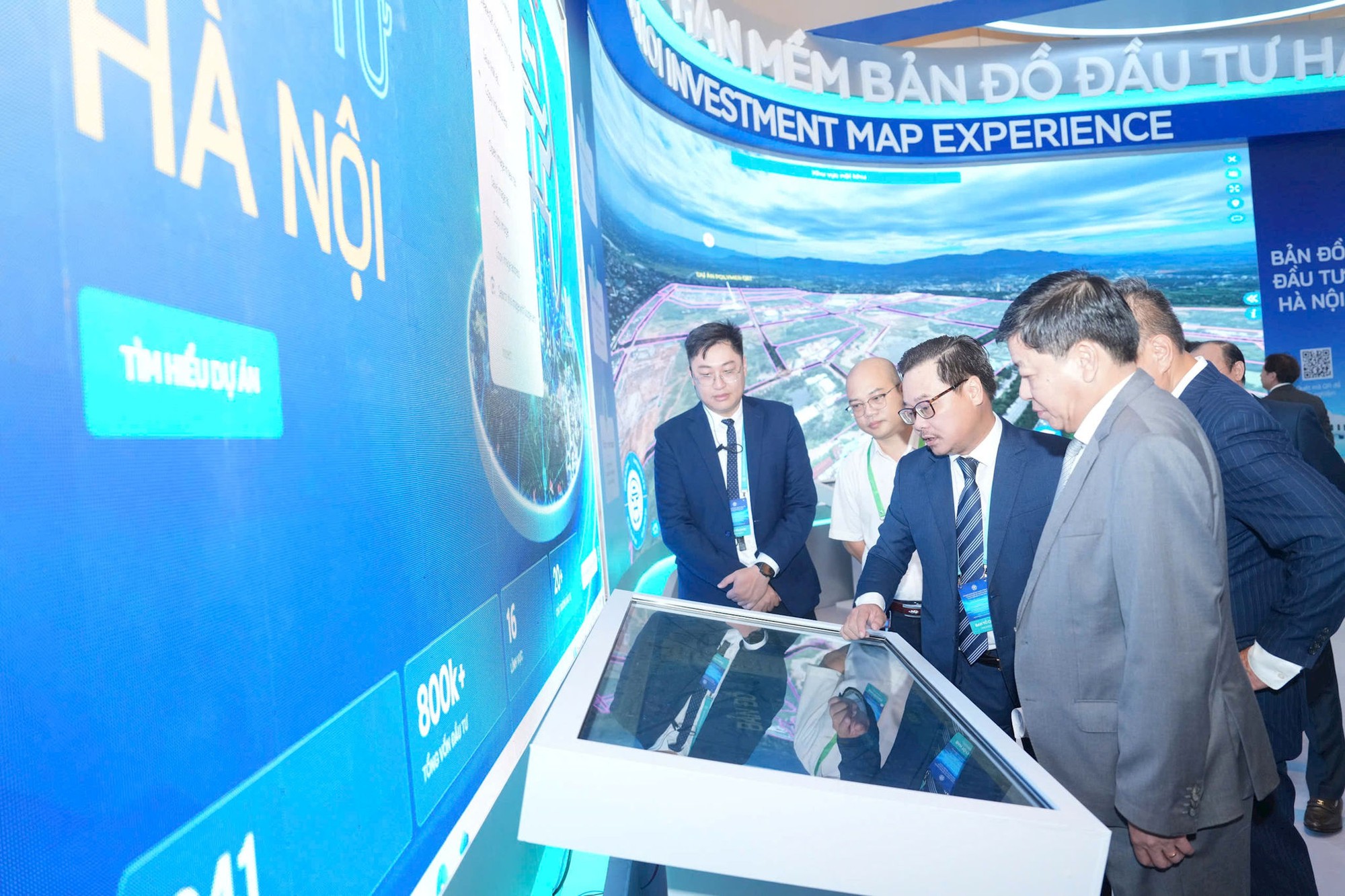Chủ tịch Quốc hội Trần Thanh Mẫn và lãnh đạo thành phố Hà Nội tham quan khu triển lãm trưng bày Quy hoạch Thủ đô- Ảnh 12.