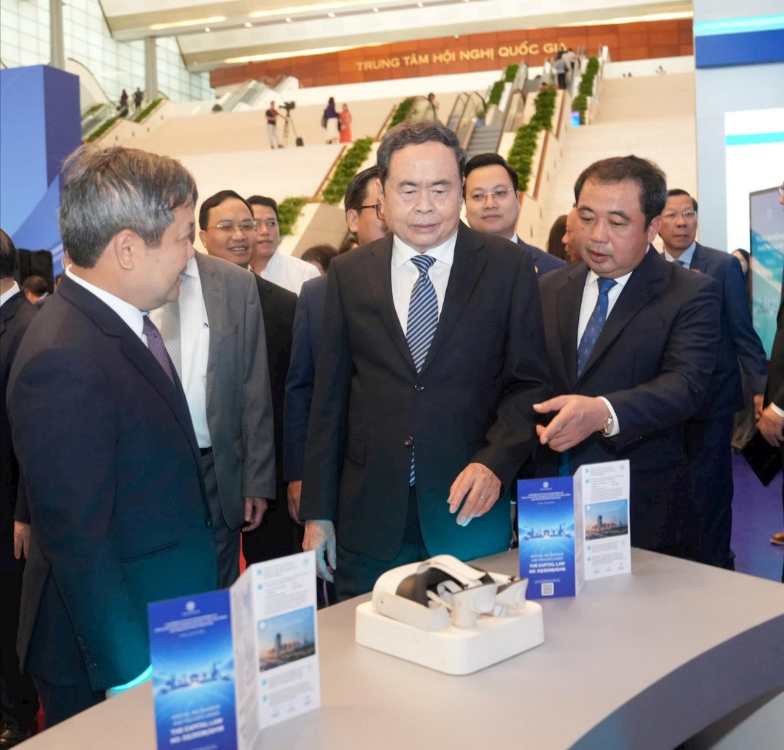 Chủ tịch Quốc hội Trần Thanh Mẫn và lãnh đạo thành phố Hà Nội tham quan khu triển lãm trưng bày Quy hoạch Thủ đô- Ảnh 2.