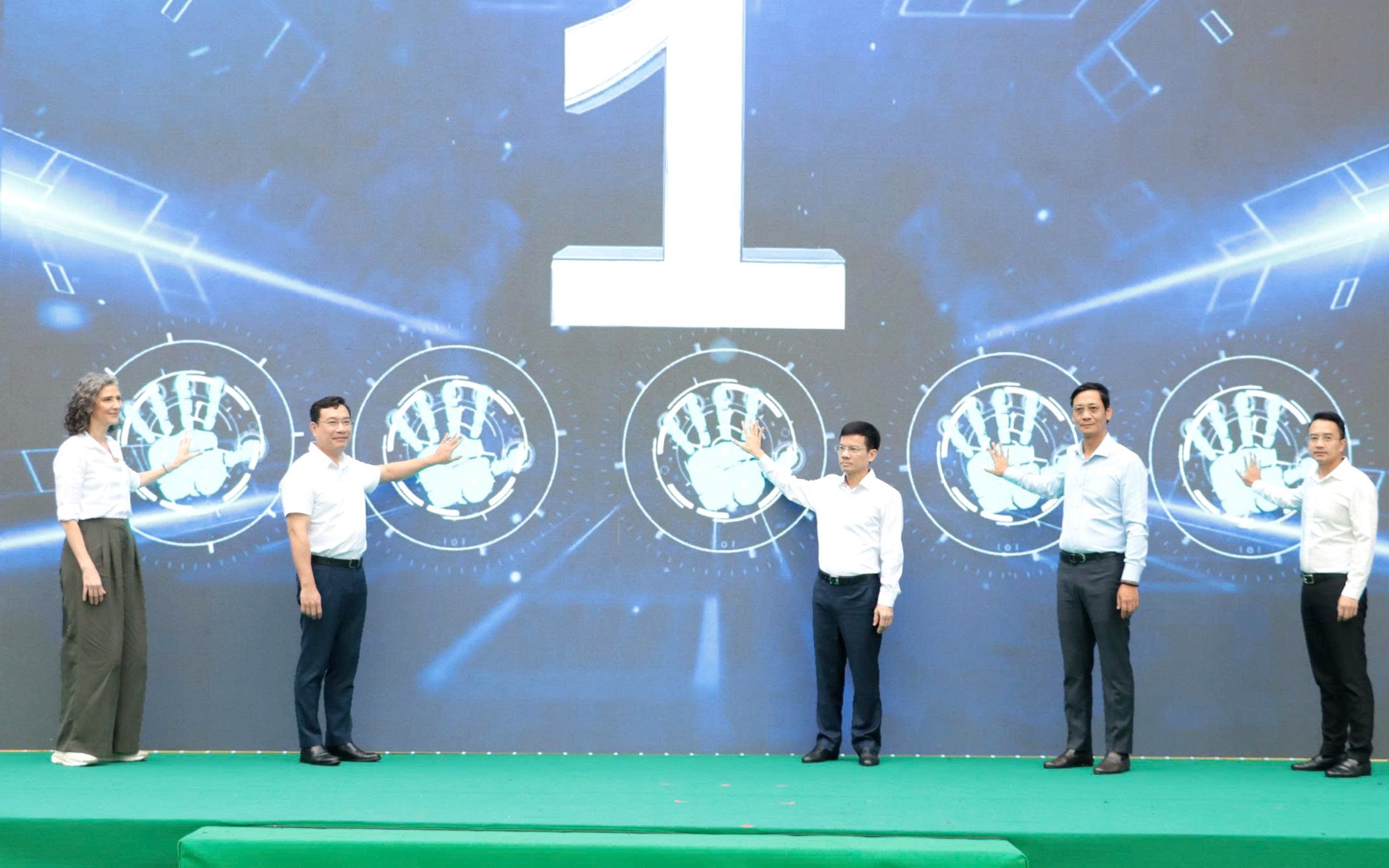 Các đại biểu bấm nút ra mắt hệ thống giám sát môi trường từ dữ liệu cộng đồng