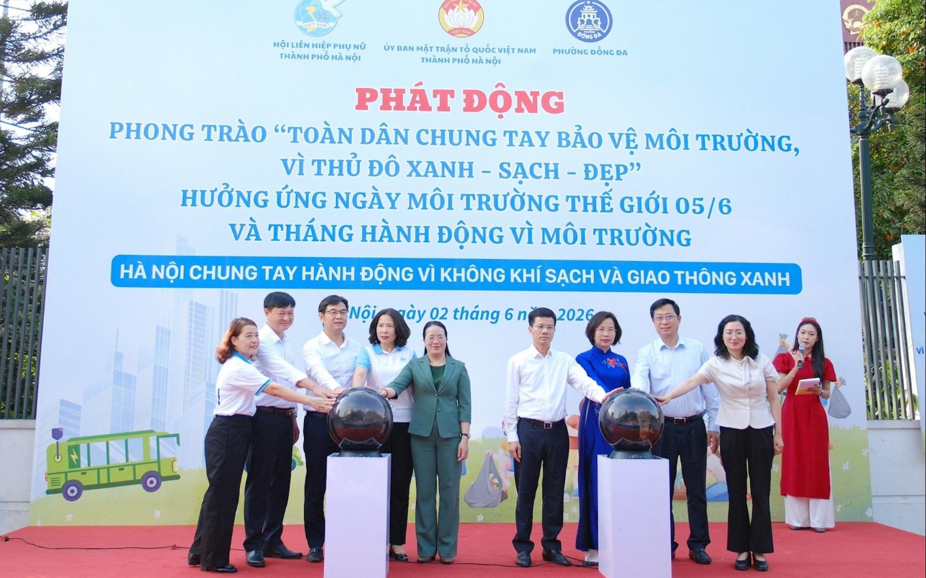 Các đại biểu thực hiện nghi thức phát động phong trào thi đua “Toàn dân chung tay bảo vệ môi trường, vì Thủ đô xanh - sạch - đẹp”