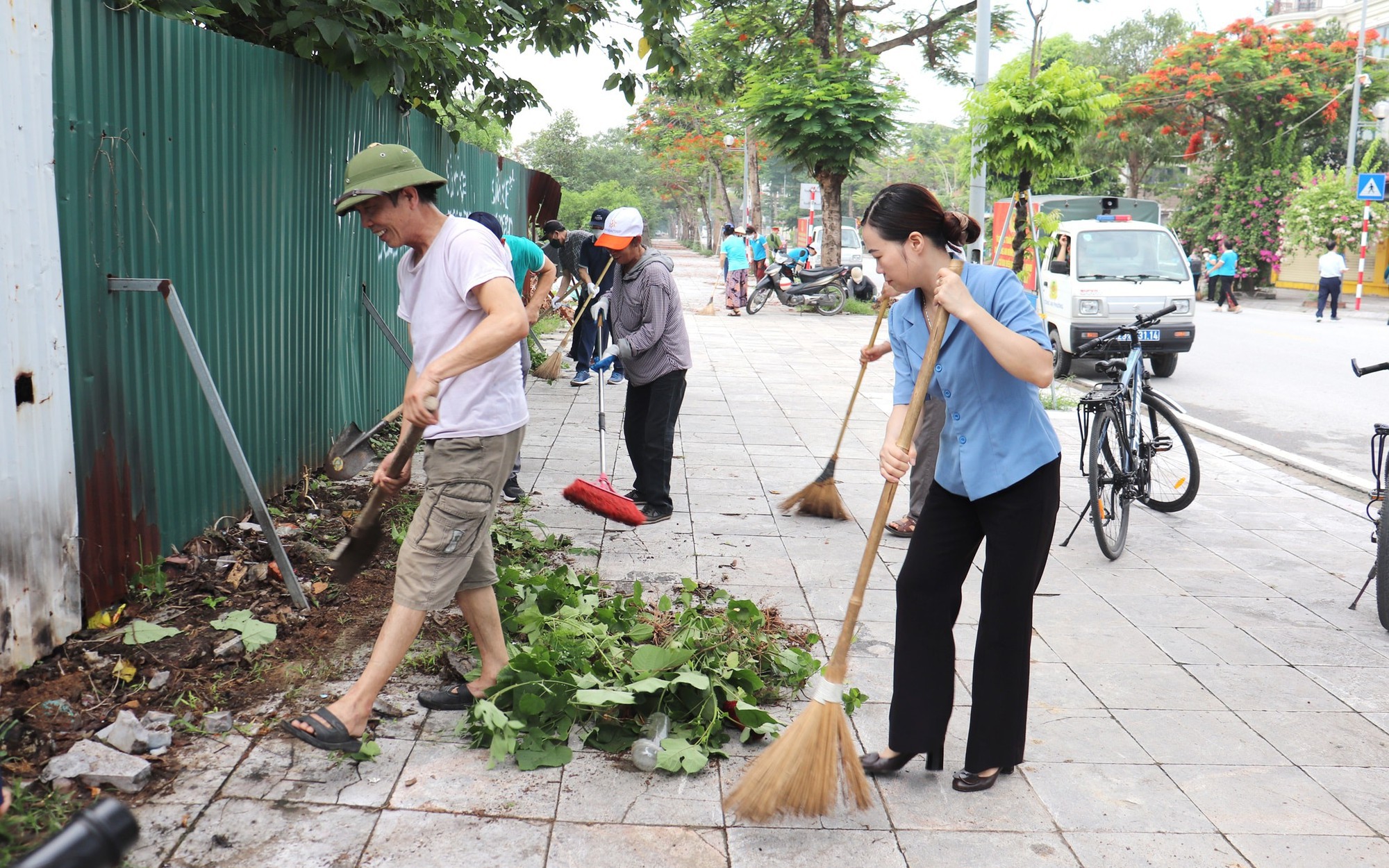 Phường Kiến Hưng: Tổng vệ sinh môi trường tuyến phố Hoàng Đôn Hòa