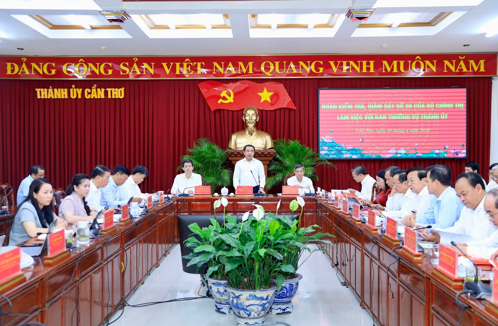Thông qua dự thảo báo cáo kết quả giám sát của Bộ Chính trị, Ban Bí thư với Ban Thường vụ Thành ủy Cần Thơ- Ảnh 1.