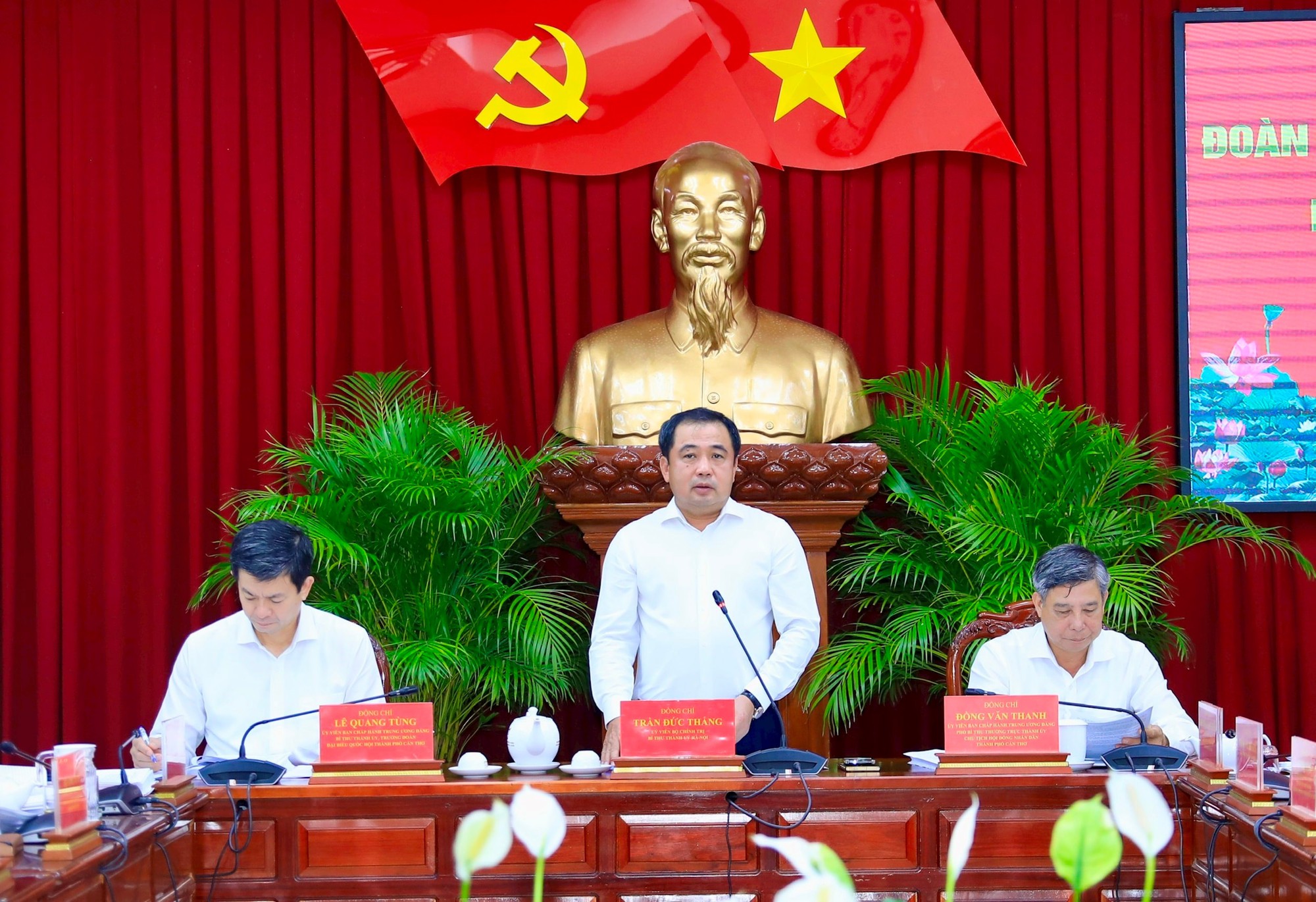 Thông qua dự thảo báo cáo kết quả giám sát của Bộ Chính trị, Ban Bí thư với Ban Thường vụ Thành ủy Cần Thơ- Ảnh 2.