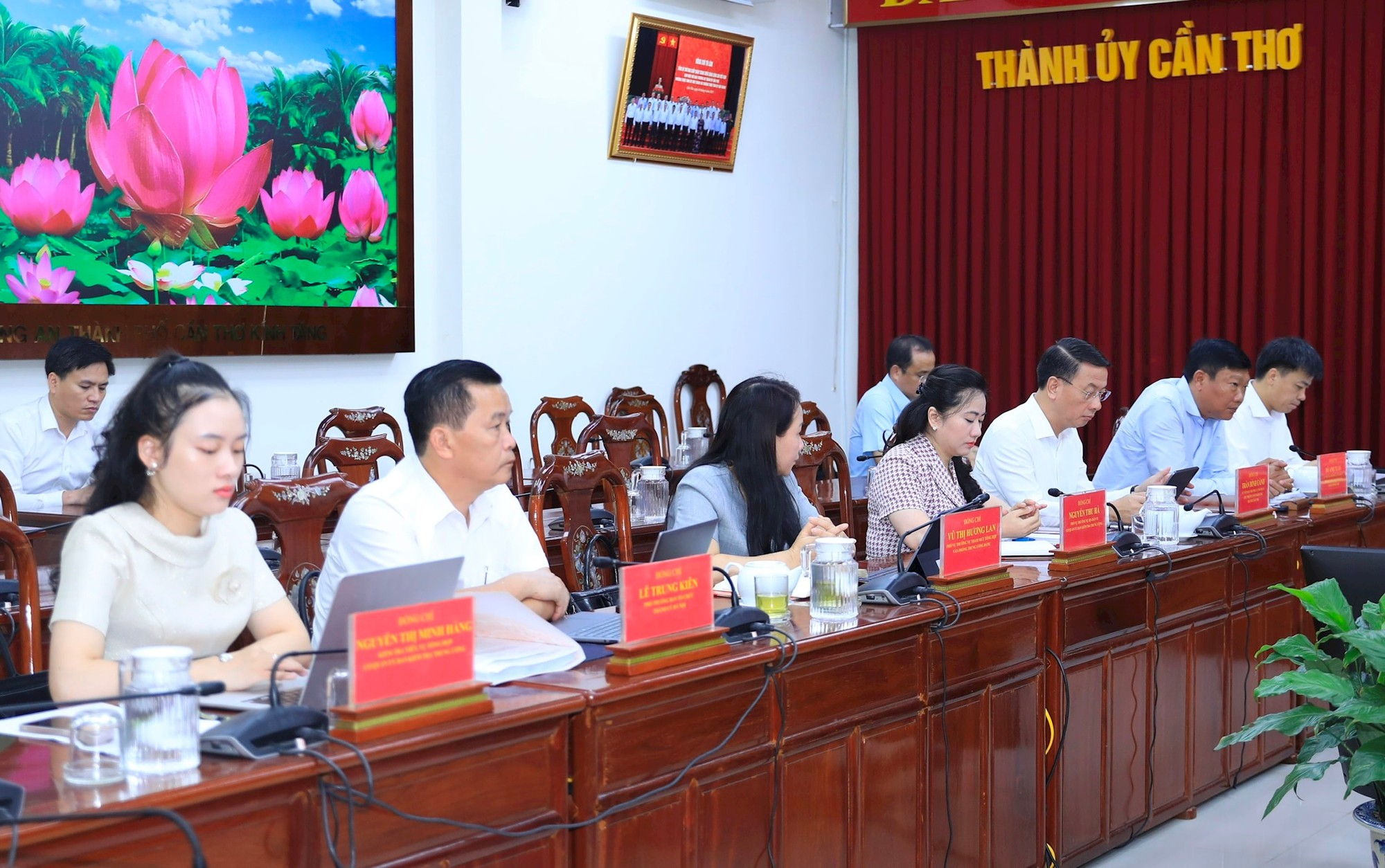 Thông qua dự thảo báo cáo kết quả giám sát của Bộ Chính trị, Ban Bí thư với Ban Thường vụ Thành ủy Cần Thơ- Ảnh 4.