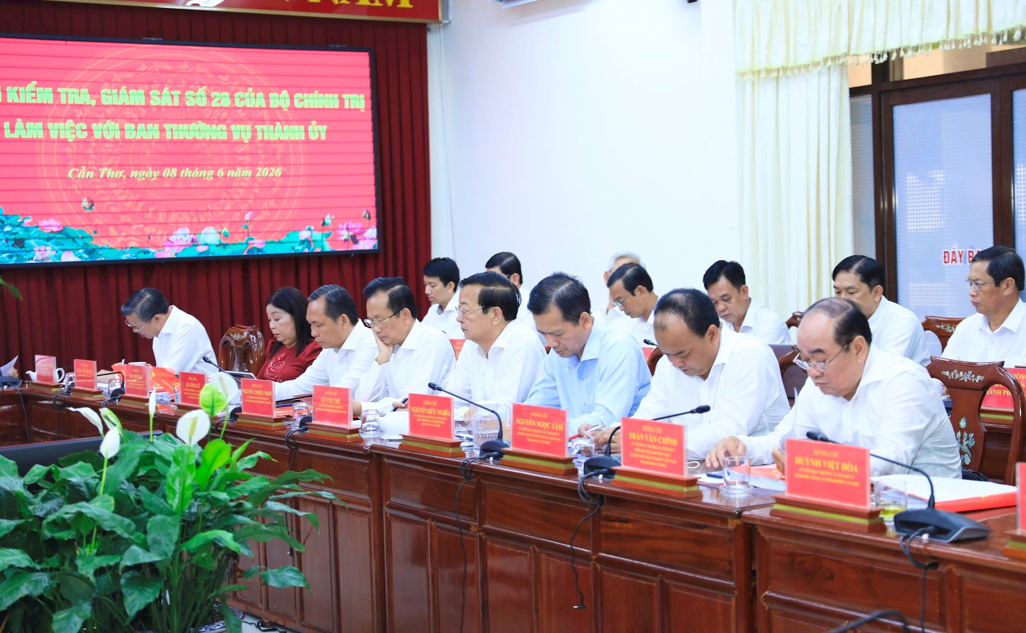 Thông qua dự thảo báo cáo kết quả giám sát của Bộ Chính trị, Ban Bí thư với Ban Thường vụ Thành ủy Cần Thơ- Ảnh 3.