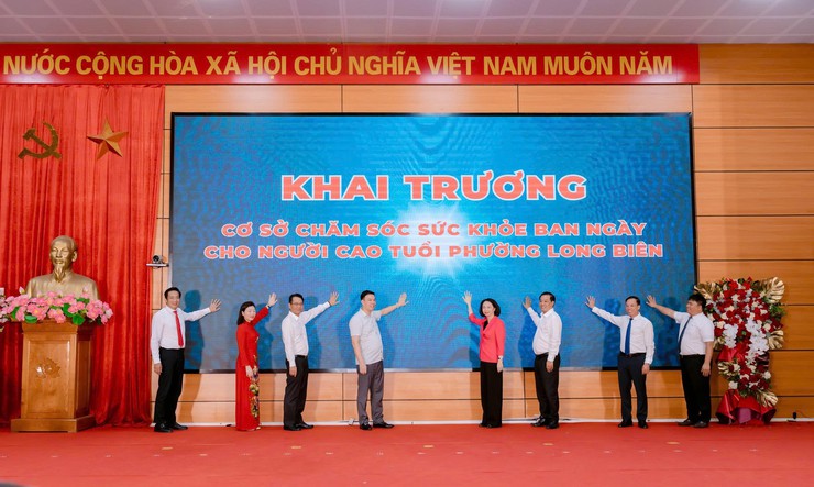 Hanoi's Long Bien Ward launches pioneering daytime healthcare center serving elderly community- Ảnh 1.