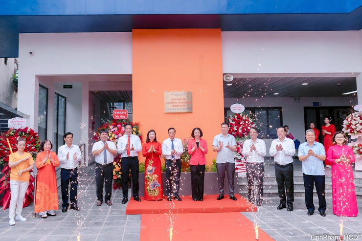 Hanoi's Long Bien Ward launches pioneering daytime healthcare center serving elderly community- Ảnh 4.