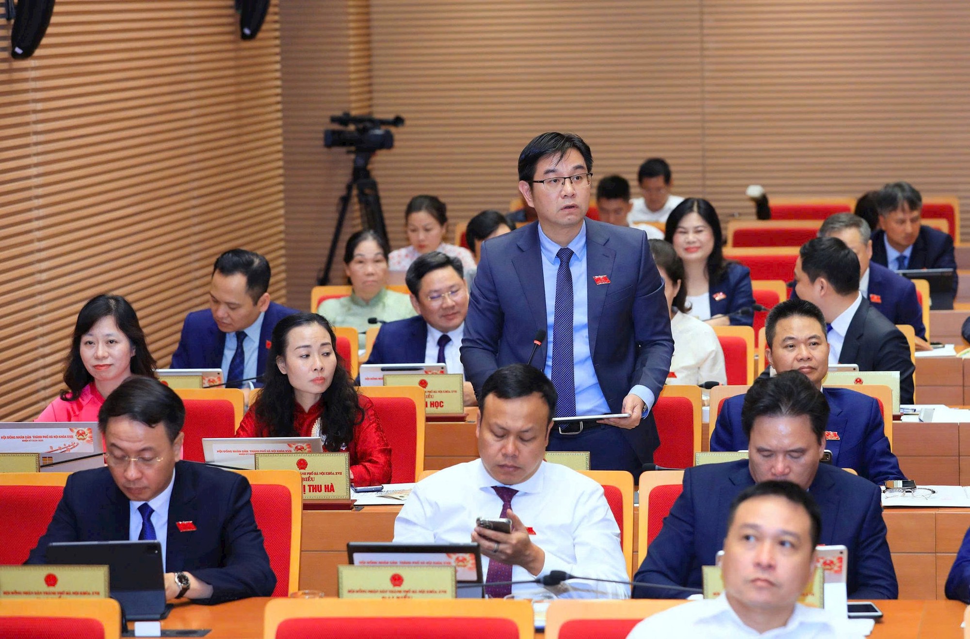 Đại biểu HĐND thành phố Hà Nội thảo luận nhiệm vụ trọng tâm phát triển kinh tế - xã hội- Ảnh 2. Đại biểu HĐND thành phố Hà Nội thảo luận nhiệm vụ trọng tâm phát triển kinh tế - xã hội- Ảnh 2.