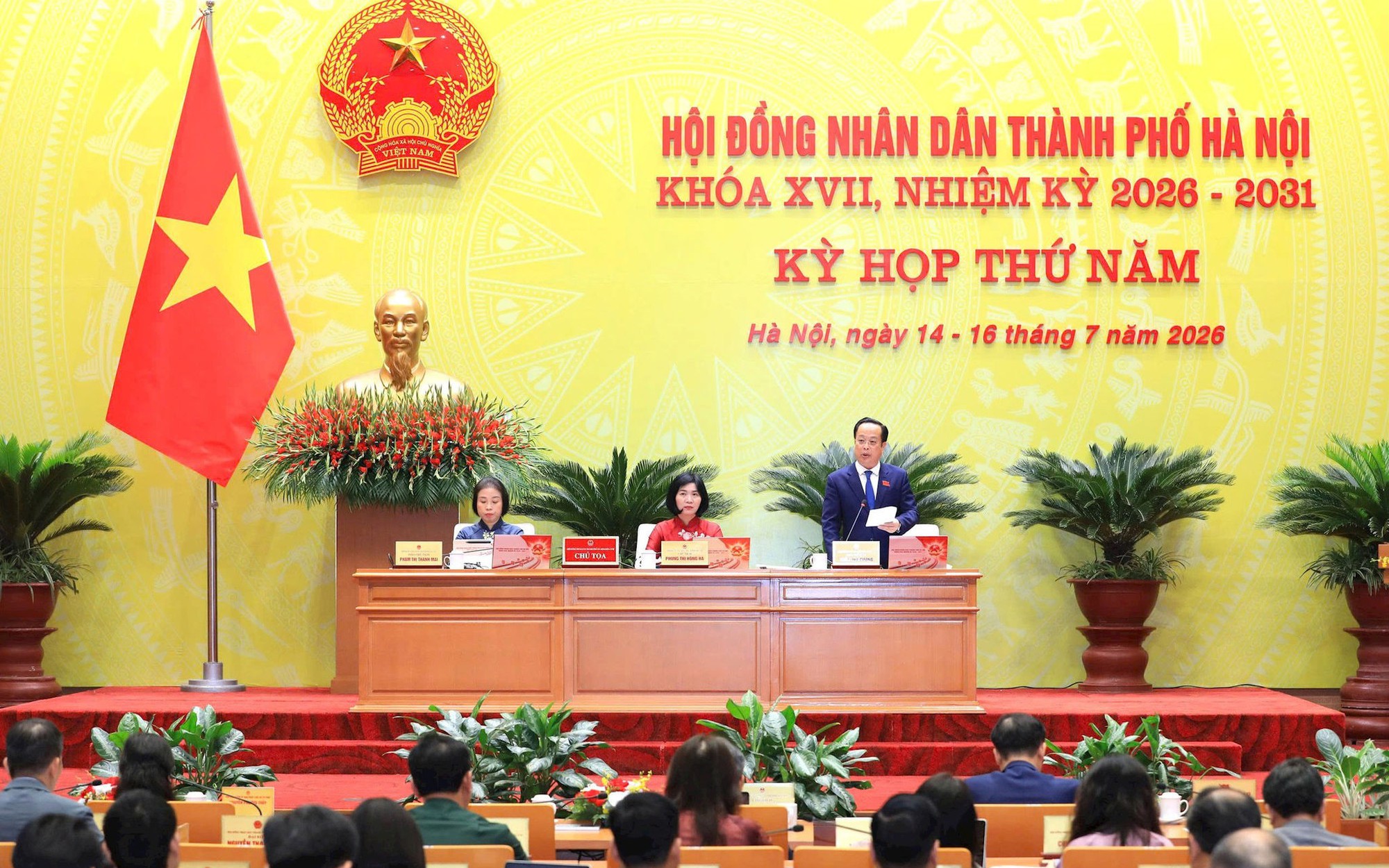 Chủ tọa điều hành phiên thảo luận tại hội trường. Chủ tọa điều hành phiên thảo luận tại hội trường.
