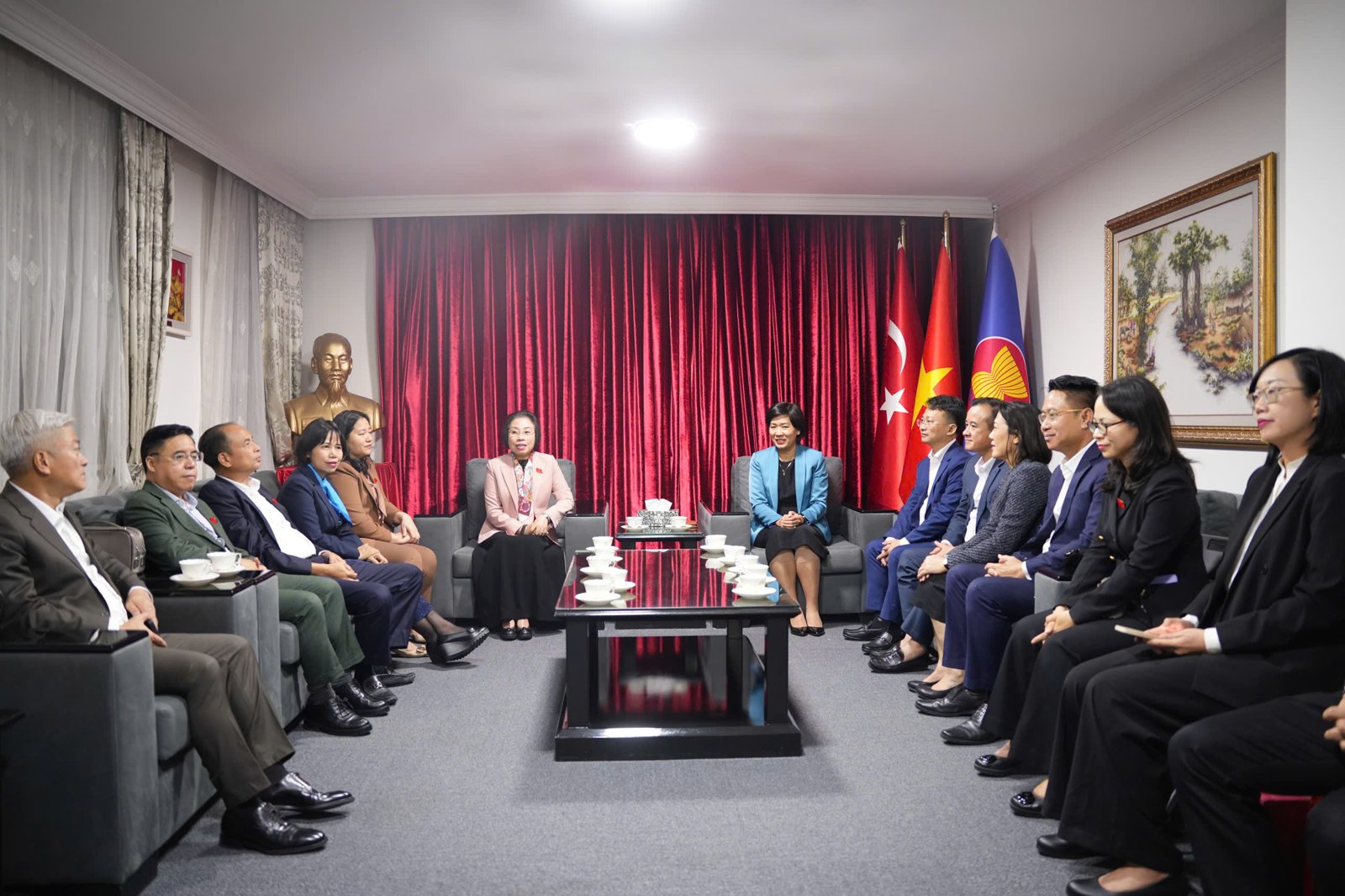 Đoàn đại biểu thành phố Hà Nội thăm, làm việc tại Thổ Nhĩ Kỳ- Ảnh 7. A group of people sitting in a room Description automatically generated