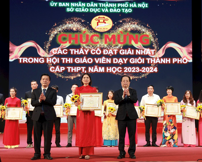 Khen thưởng 142 giáo viên dạy giỏi cấp trung học phổ thông