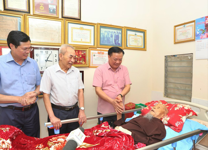 Bí thư Thành ủy Đinh Tiến Dũng thăm, tặng quà thân nhân liệt sĩ, chiến sĩ Điện Biên