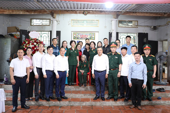 Chủ tịch UBND Thành phố Trần Sỹ Thanh thăm, tặng quà thân nhân liệt sĩ, chiến sĩ Điện Biên