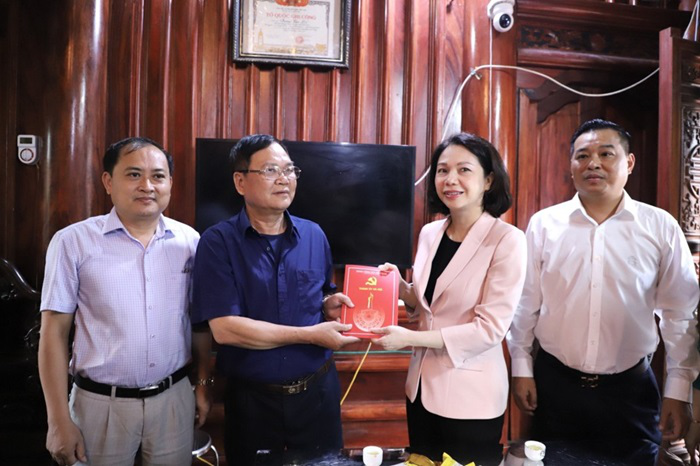 Phó Chủ tịch UBND Thành phố Vũ Thu Hà thăm, tặng quà thân nhân liệt sĩ, chiến sĩ Điện Biên tại huyện Thường Tín