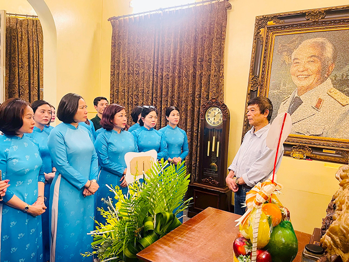 Đoàn công tác cơ quan Hội Liên hiệp phụ nữ thành phố Hà Nội dâng hương tưởng niệm Đại tướng Võ Nguyên Giáp