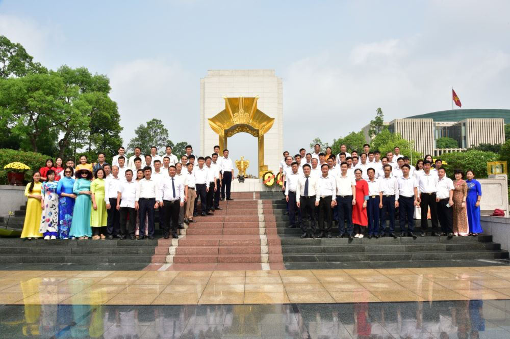 Đoàn đại biểu huyện Thanh Oai vào Lăng viếng Chủ tịch Hồ Chí Minh và tham quan các khu di tích lịch sử tại Hà Nội