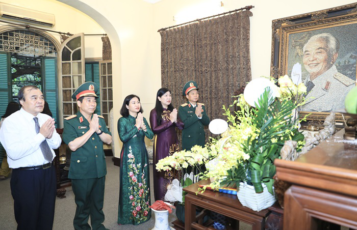 Lãnh đạo Thành phố dâng hương tưởng nhớ Đại tướng Võ Nguyên Giáp