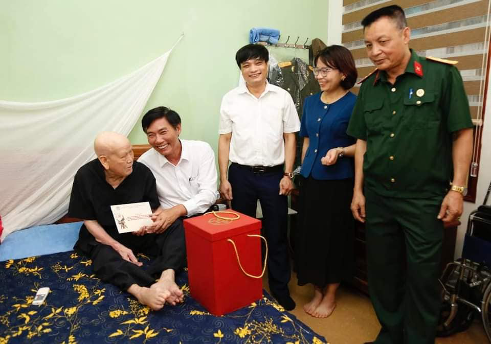 Lãnh đạo quận Hà Đông thăm, tặng quà các chiến sĩ Điện Biên