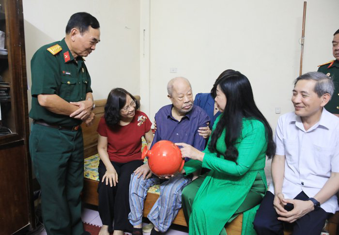 Chủ tịch Mặt trận Tổ quốc Việt Nam thành phố Hà Nội thăm, tặng quà tri ân chiến sỹ Điện Biên