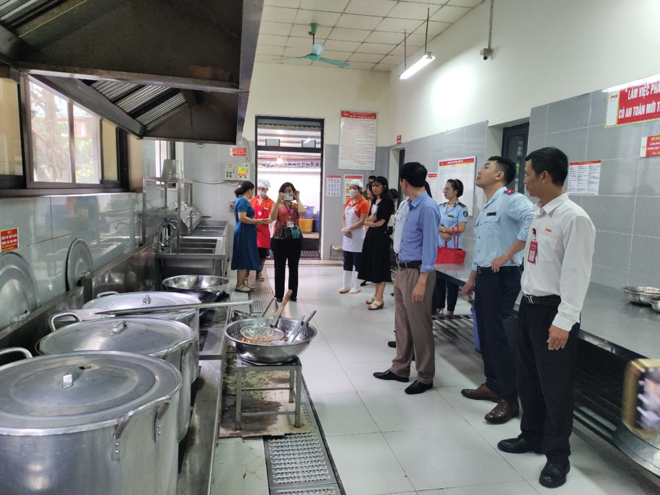 Quận Tây Hồ tăng cường công tác quản lý an toàn thực phẩm trên địa bàn