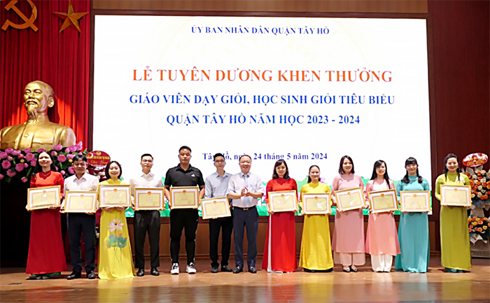 Quận Tây Hồ tuyên dương, khen thưởng giáo viên và học sinh tiêu biểu