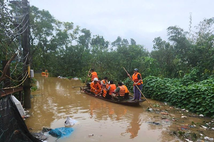 Tạm ngừng cấp điện để đảm bảo an toàn cho người dân và hệ thống lưới điện trong khu vực bị ngập lụt