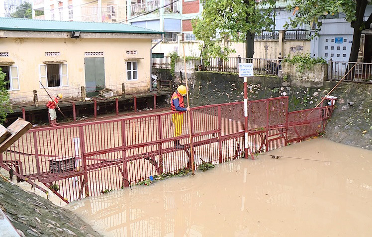 Dừng bơm vào hệ thống, vận hành bơm tiêu hạ thấp mực nước sông Nhuệ