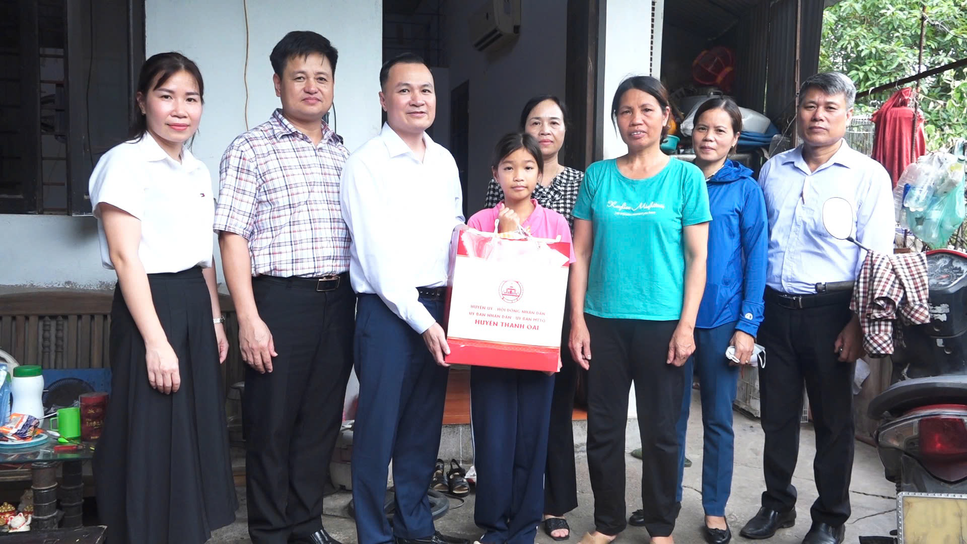 Huyện Thanh Oai tặng quà cho trẻ em có hoàn cảnh khó khăn nhân dịp Tết Trung thu