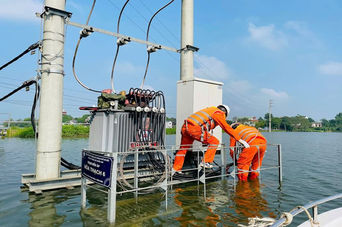 Một số khu vực ngập sâu của 3 huyện Quốc Oai, Chương Mỹ, Sóc Sơn chưa bảo đảm an toàn cấp điện
