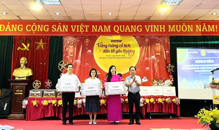 Sở Giáo dục và Đào tạo Hà Nội tặng quà Tết Trung thu cho học sinh các trường chuyên biệt
