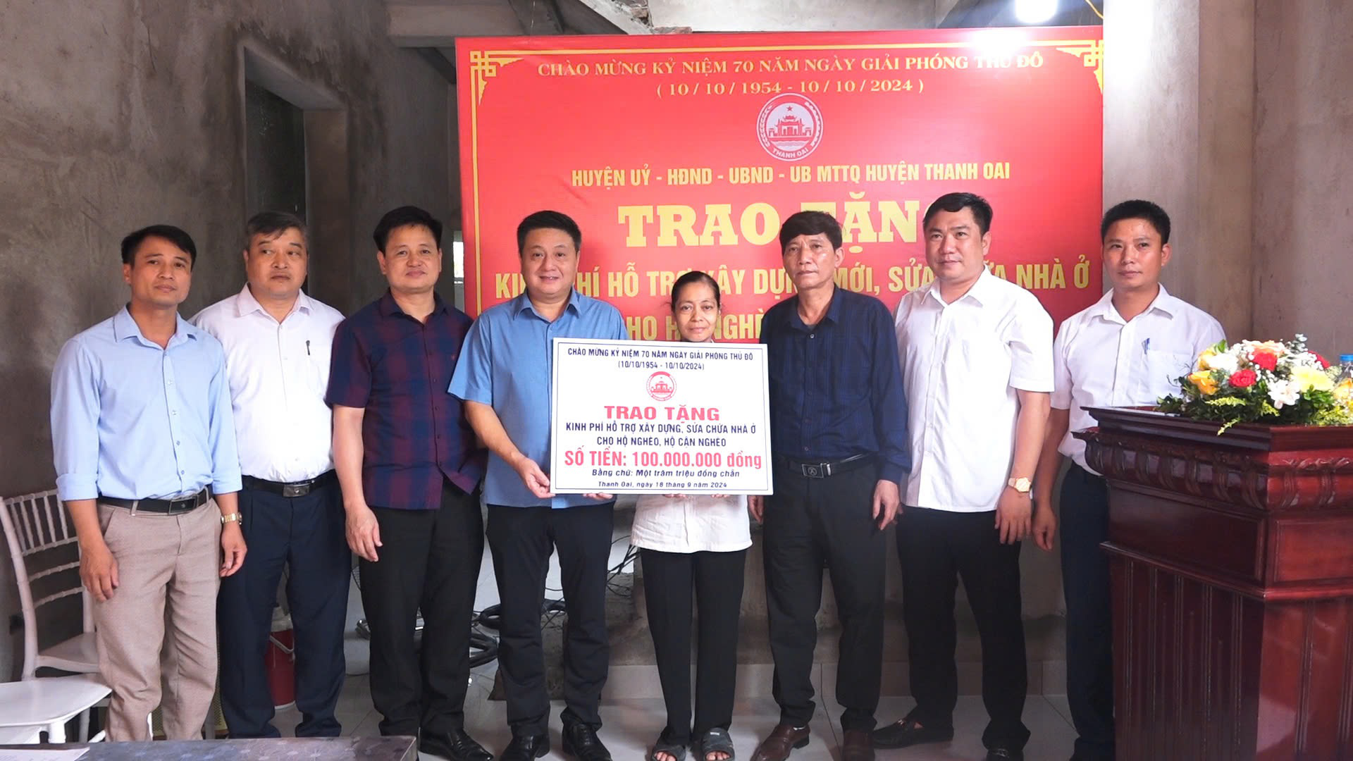 Huyện Thanh Oai trao kinh phí hỗ trợ xây, sửa nhà ở cho hộ nghèo, cận nghèo