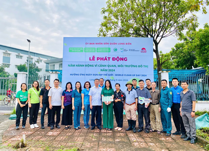 Cán bộ và Nhân dân quận Long Biên ra quân thu gom rác, làm sạch môi trường